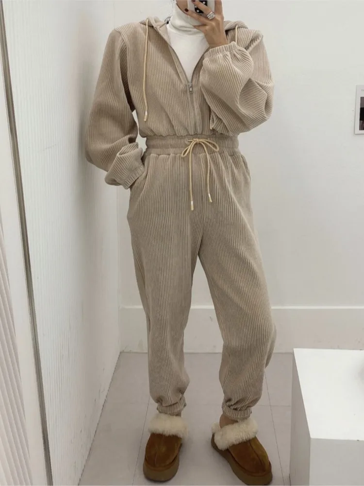 

Женский вельветовый комбинезон с капюшоном и высокой талией