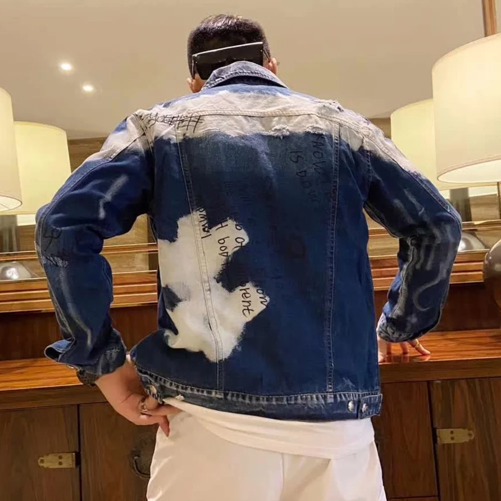 Джинсовая куртка мужская с принтом букв и этикеток приталенный пилот из денима
