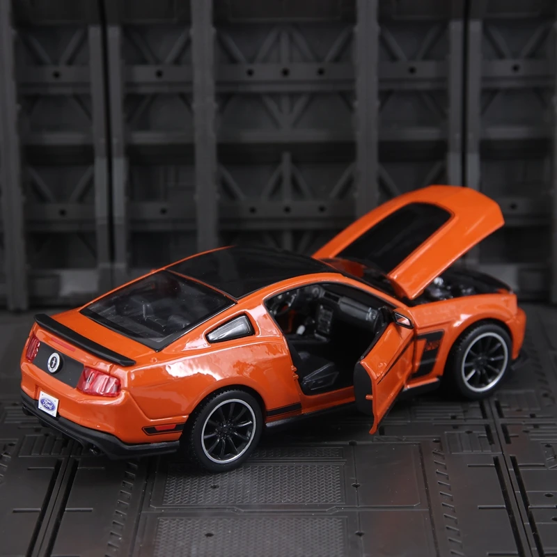 Фото Модель автомобиля Maisto 1:24 Ford Mustang BOSS 302 из сплава, с открывающимися дверями и капотом, богато детализированная, тонкой работы. №3