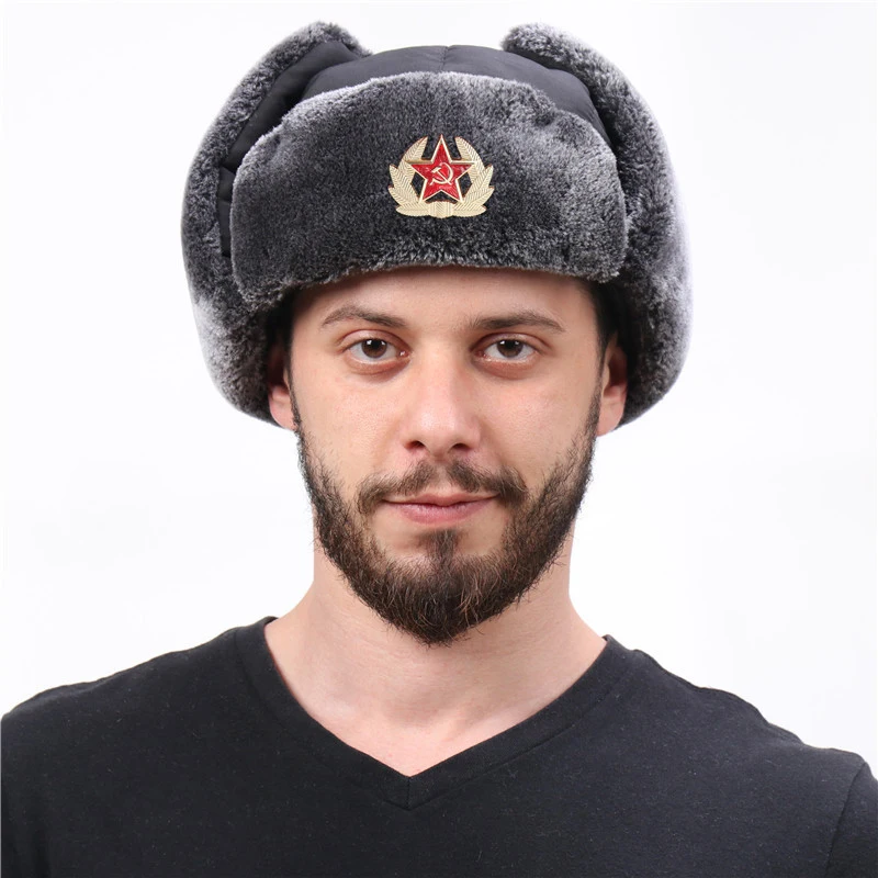 

Зимняя шапка-ушанка с советским значком