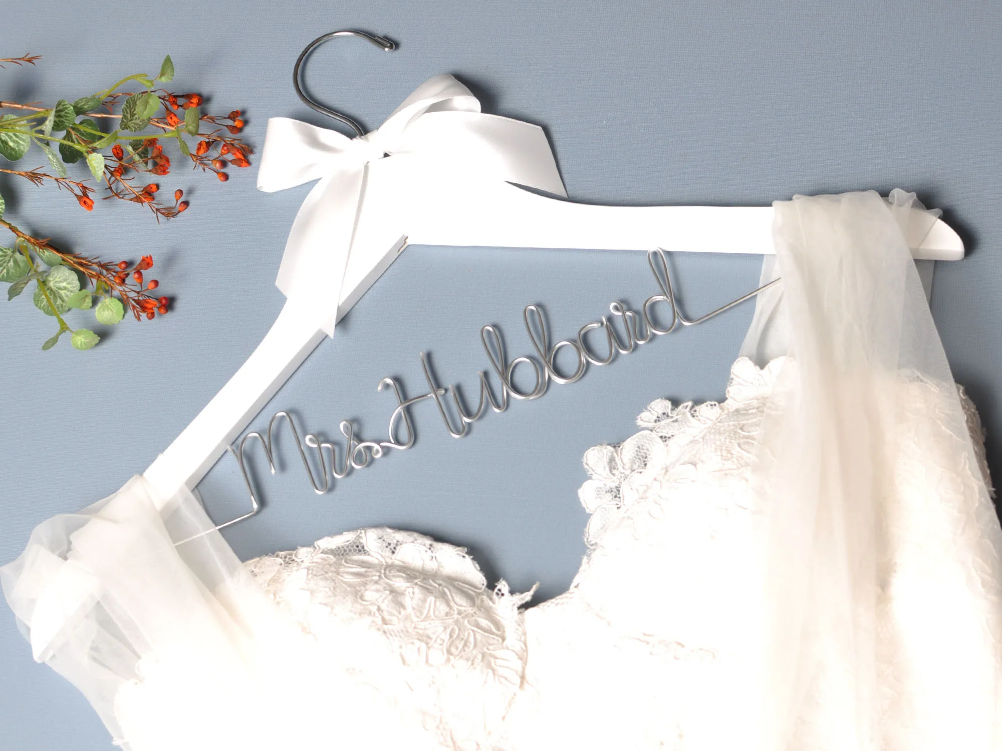 

Свадебная Вешалка, белая вешалка, уникальные серебряные индивидуализированные подарки для невесты, вешалка с именем, поставляется с бантом