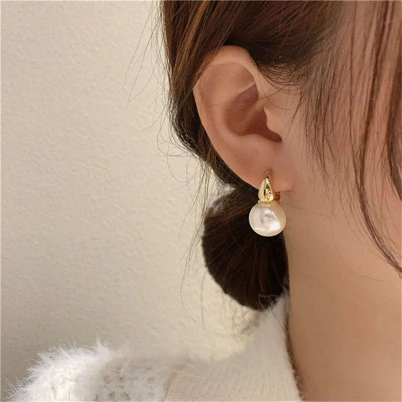 

2023 New Cute Pearl Studs Hoop Earrings For Women Gold Color Eardrop Minimalist Tiny Huggies Hoops Wedding Fashion Jewelry