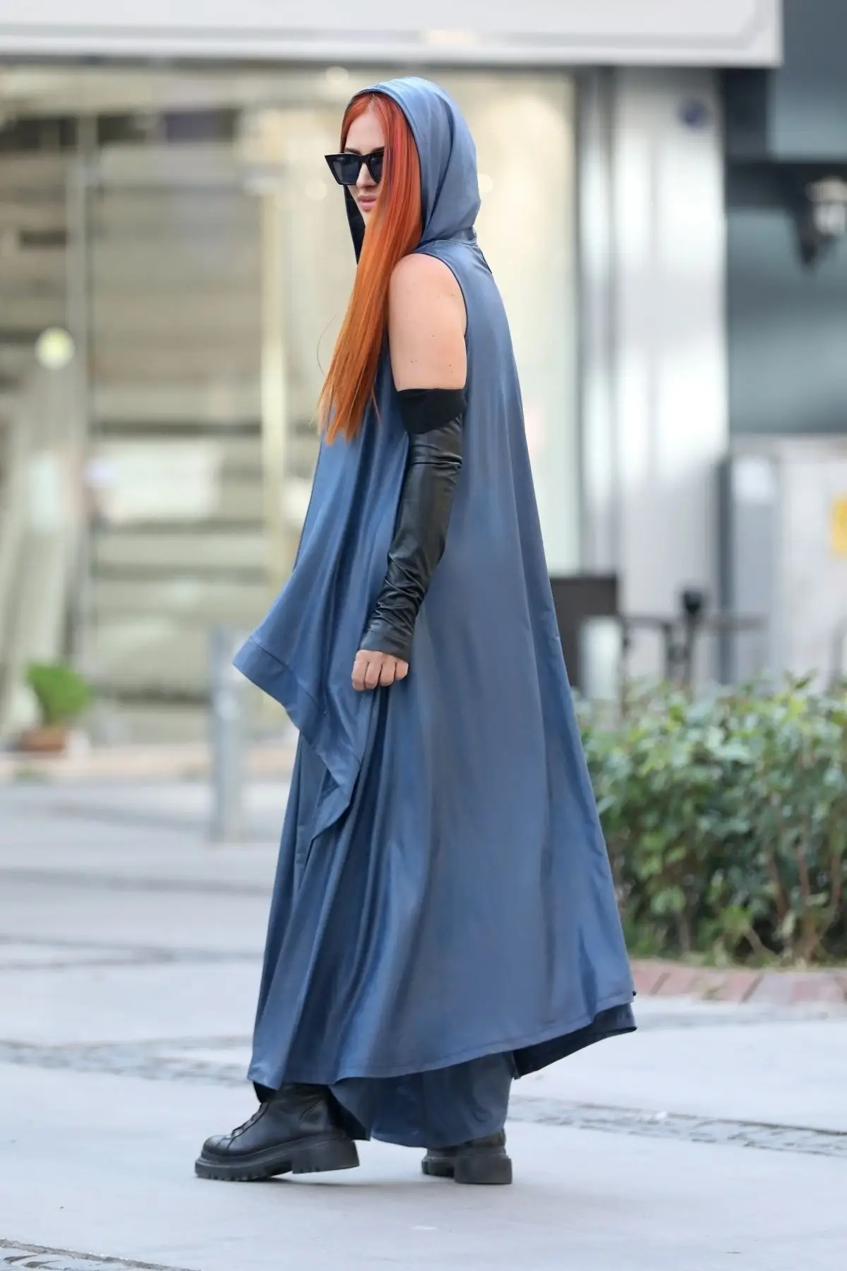 Рисунок 3 - Женский стильный плащ с капюшоном