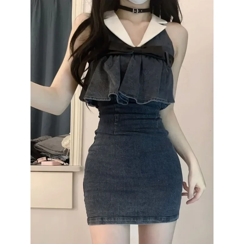 Джинсовое платье в стиле пэчворк цветное лоскутное без рукавов с лямкой на шее