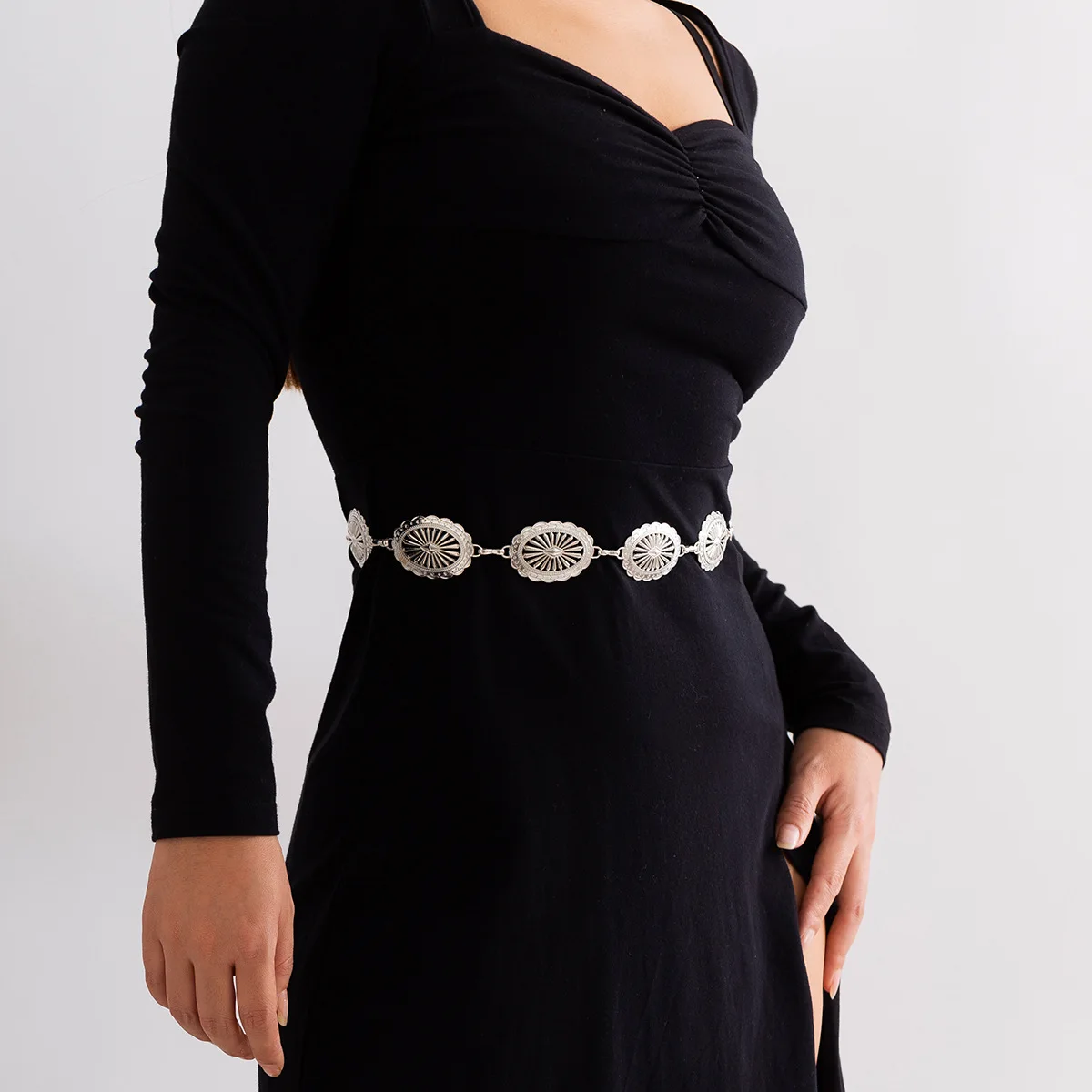 

Ethnic Style Vintage Simple Openwork Flower Disc Body Chain Sweet Cool Punk Metal Waist Chain Woman Metal Adult Fashion Belt