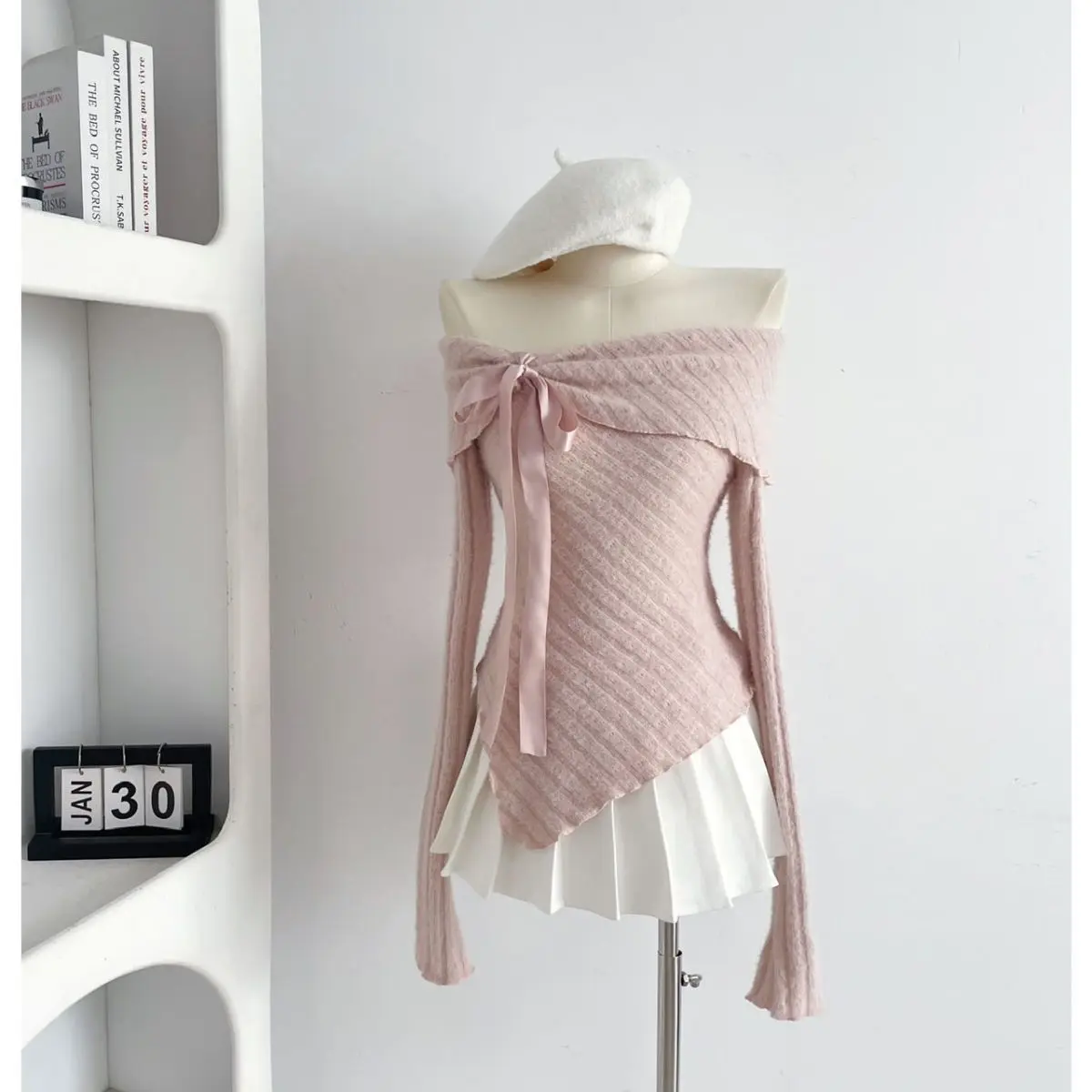 Вязаный однотонный свитер с воротником-стойкой и длинными рукавами