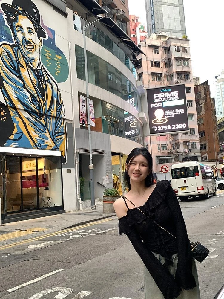 Блузка женская с косым воротником открытыми плечами и оборками