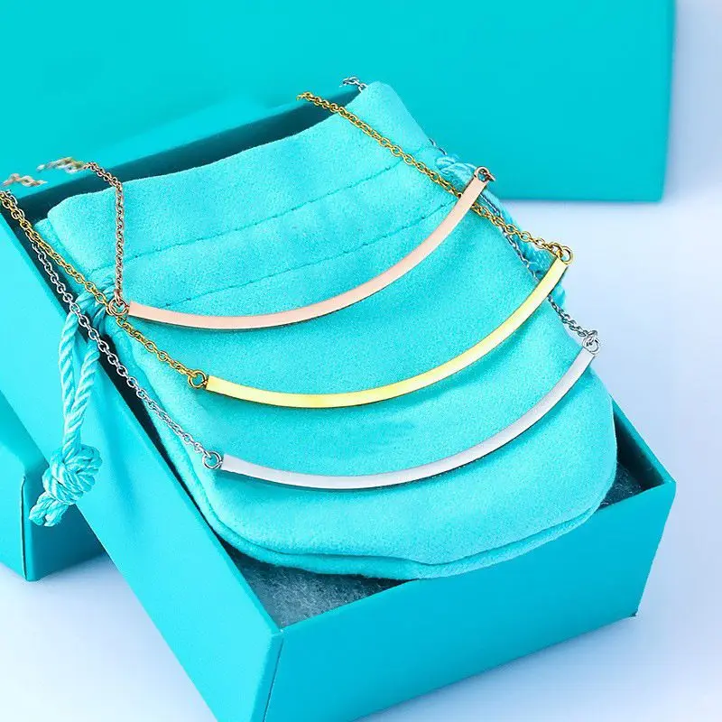 

Zircon Inset Smile Necklace Tri-Color Titanium Steel Smiley Face Collar Bone Chain Classic Lovers Lucky Jewelry Gift