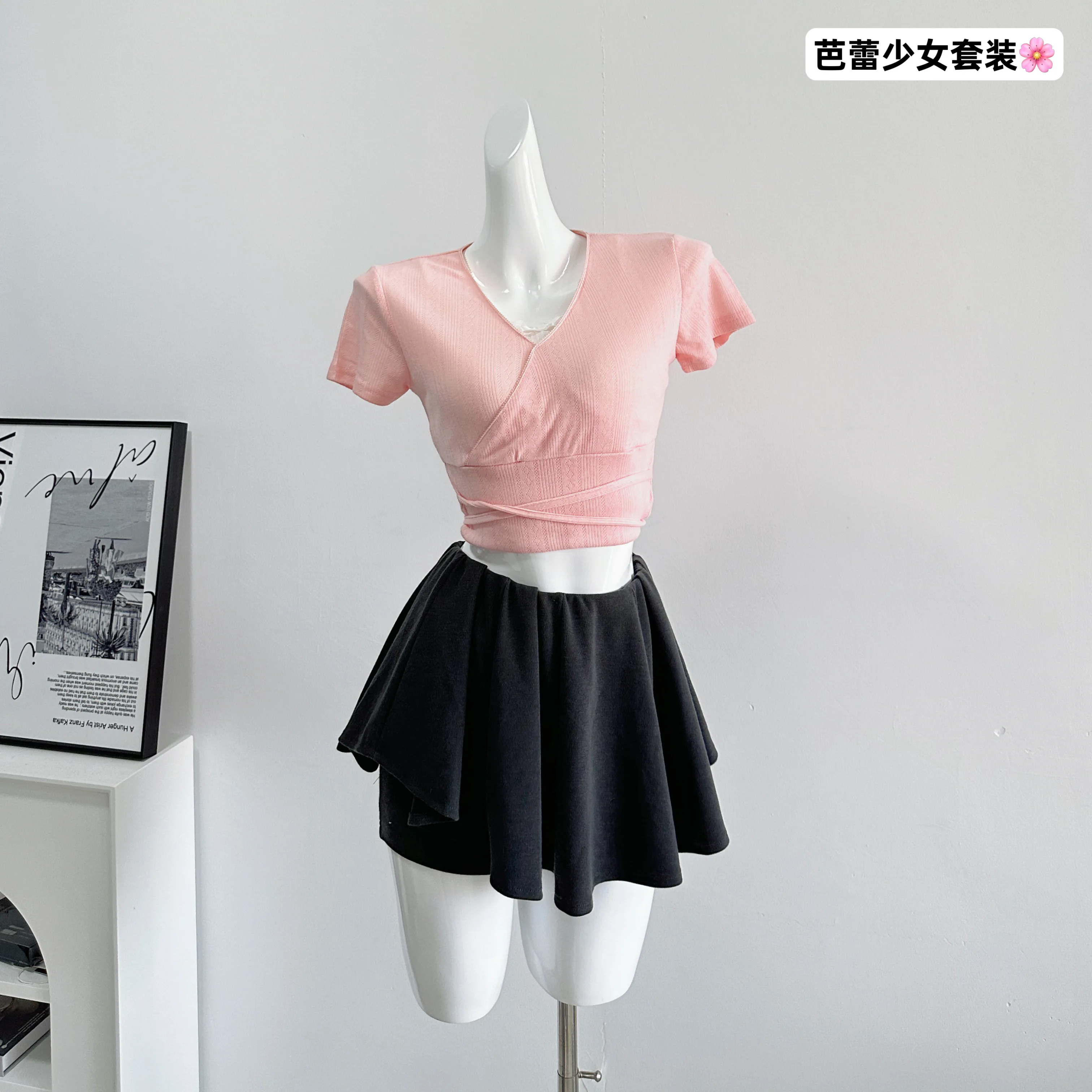 

Женский сексуальный костюм из футболки и юбки, однотонные Топы с коротким рукавом и короткая мини-юбка с высокой талией