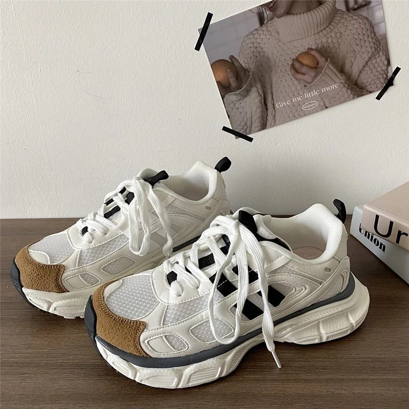 Женские массивные кроссовки, повседневные дышащие кроссовки популярных цветов в Корейском стиле на толстой подошве, спортивная обувь с сетчатым верхом, белого цвета, 2023 Женские массивные кроссовки, повседневные дышащие кроссовки популярных цветов в Корейском стиле на толстой подошве, спортивная обувь с сетчатым верхом, белого цвета, 2023