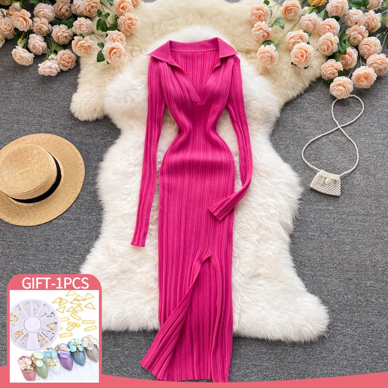 

Женское трикотажное платье-свитер с разрезом и V-образным вырезом