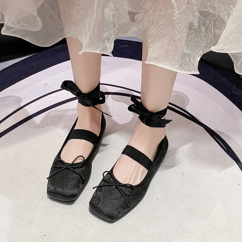 Балетки женские на плоской подошве розовые туфли с цветами шнуровке весна 2024