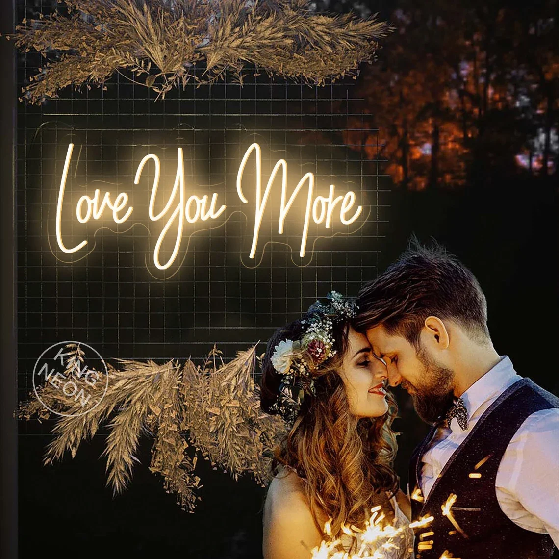 

Надпись «Love You More» для свадебной фотосъемки