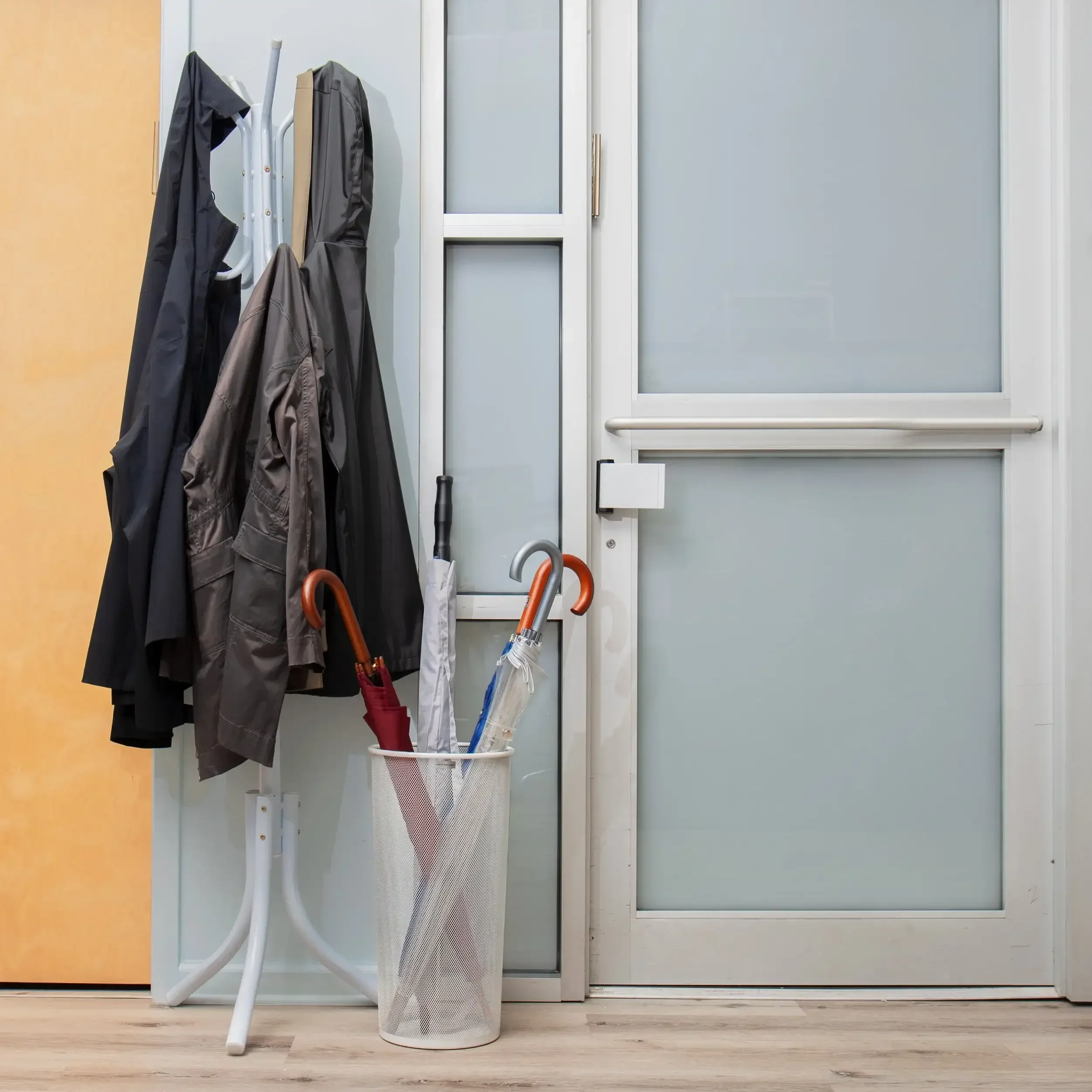 

g Umbrella Stand for Indoor or Outdoor，Metal Mesh Entryway Organizer Rack and Holder for Umbrellas, Walking Sticks a