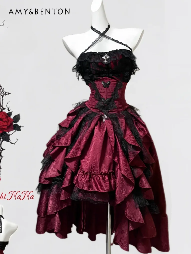 Темная девушка в готическом стиле винтажный красный кружевной топ с лямкой на