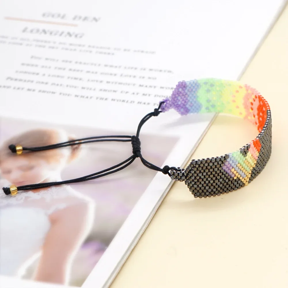 Регулируемый браслет ручной вязки с градиентом и бусинами в форме сердца