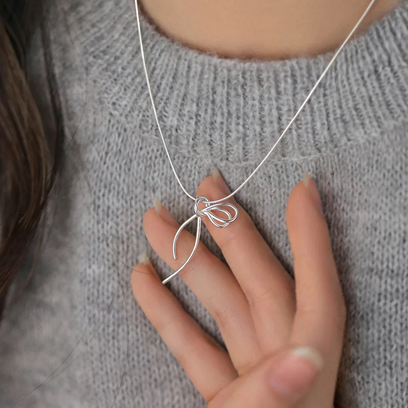 Женское колье из серебра 925 пробы с бантом