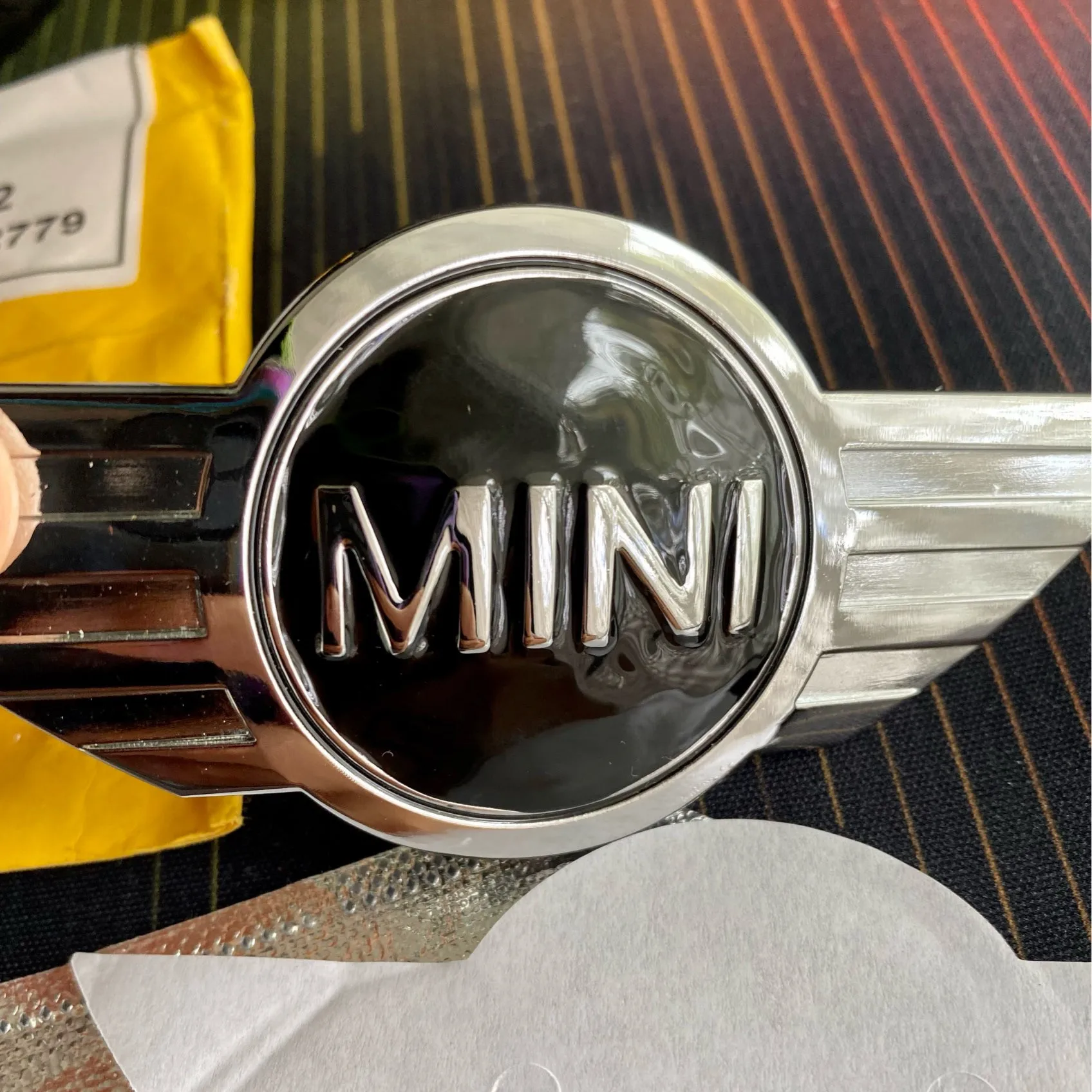 

Car Styling carbon fiber 3D Metal Stickers Emblem Badge For Mini Cooper One S R50 R53 R56 R60 F55 F56 R57 R58 R59 R60