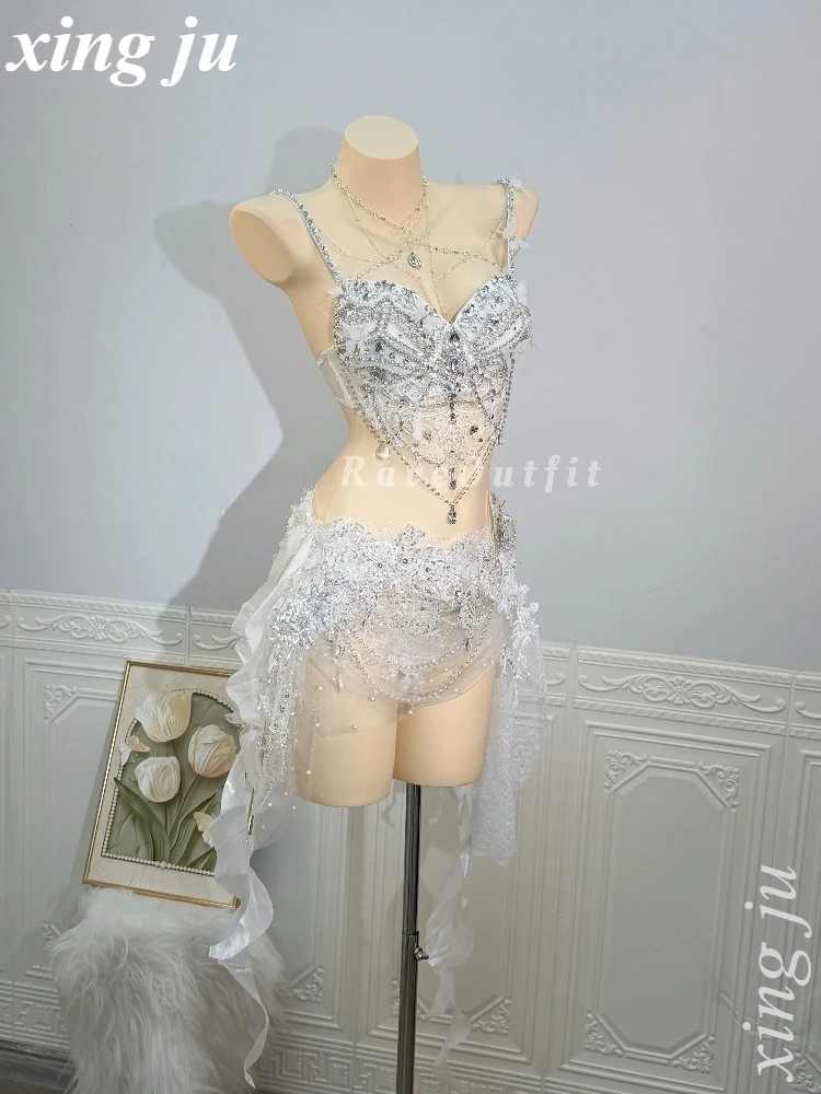 Фото Xing Ju White Butterfly Роскошный топ-сарафан с бриллиантами, прозрачная юбка с кисточками, сексуальный сценический костюм для певицы/танцовщицы, наряд для вечеринки/дня рождения №4