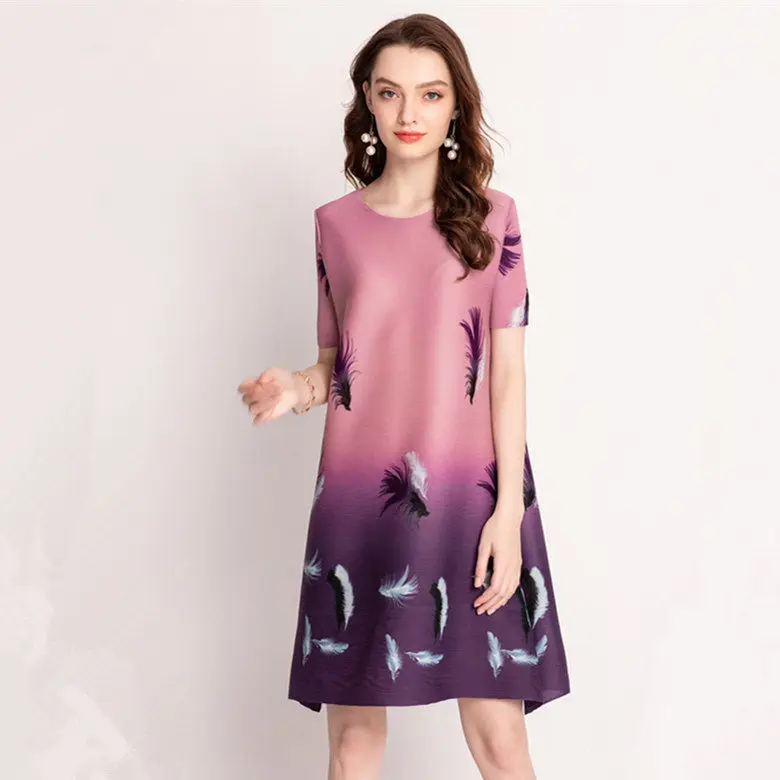 

Feather print wrinkle dress female 2022 summer new fashion large size dress casual loose thin age short sleeve o neck skirt