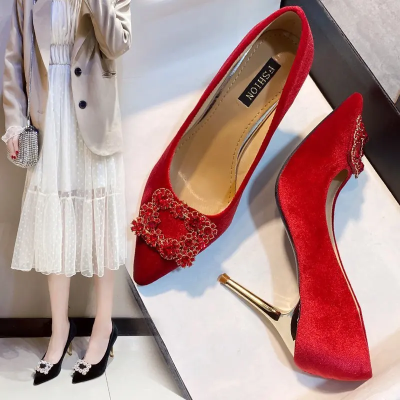 

Модные туфли на высоком каблуке с острыми металлическими пуговицами, закрывающие ногу, на тонком каблуке, свадебные женские разноцветные Туфли на каблуке