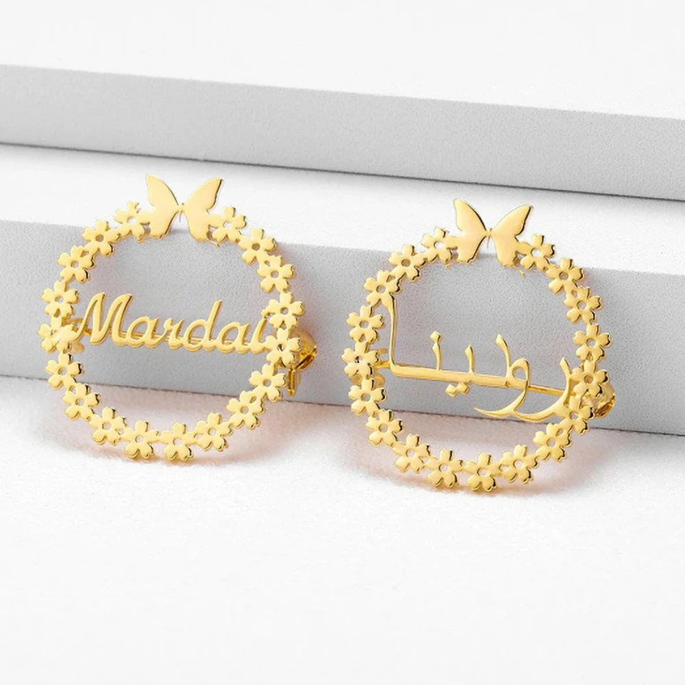 Индивидуальная брошь с арабским именем и различными шрифтами на английском