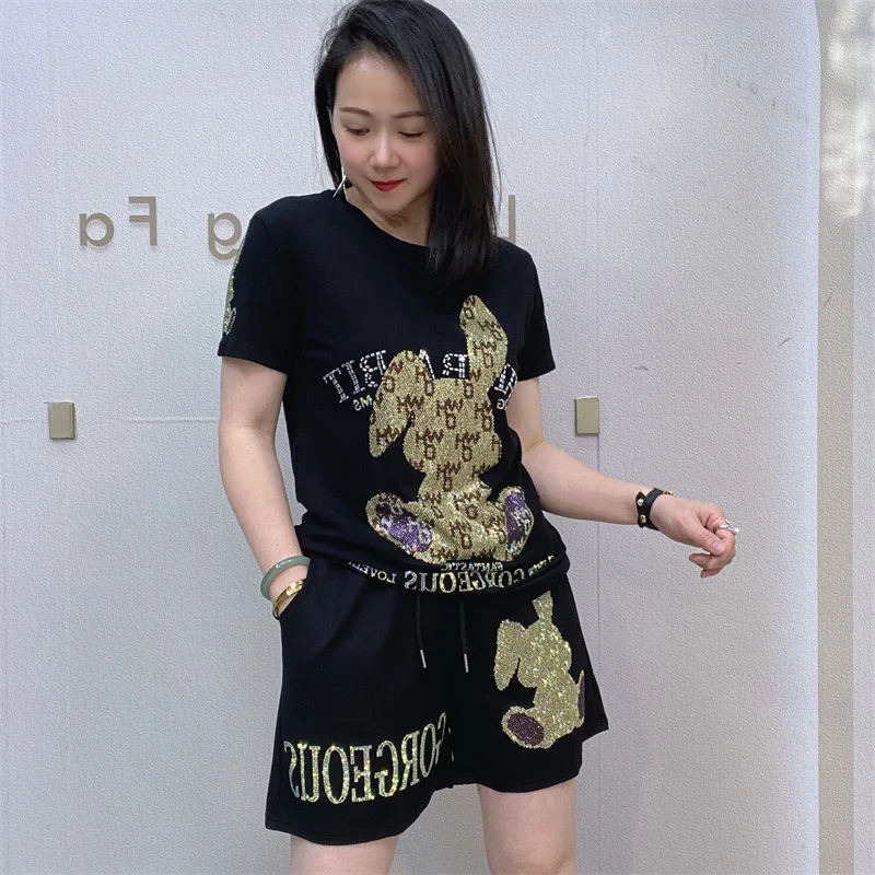 

Летний комплект из 2 предметов для женщин, блестящий короткий костюм с рисунком, черная футболка и шорты с эластичным поясом