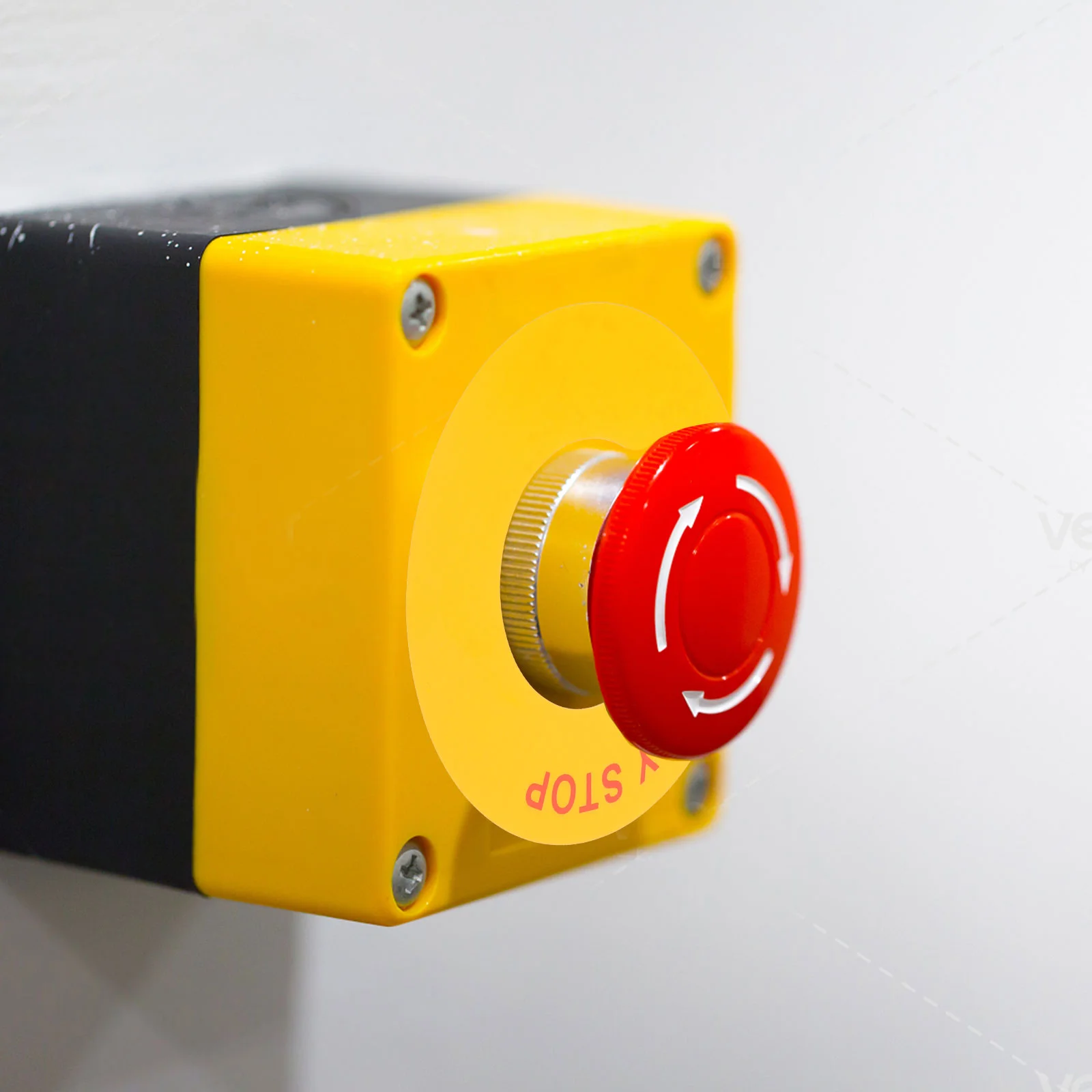 Рисунок 5 - Аварийная остановка Индикатор наклейка