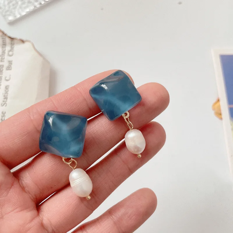 

New Vintage Baroque Pearl Earrings for Women with Simple Temperament Asymmetrical Haze Water Corrugated Earrings