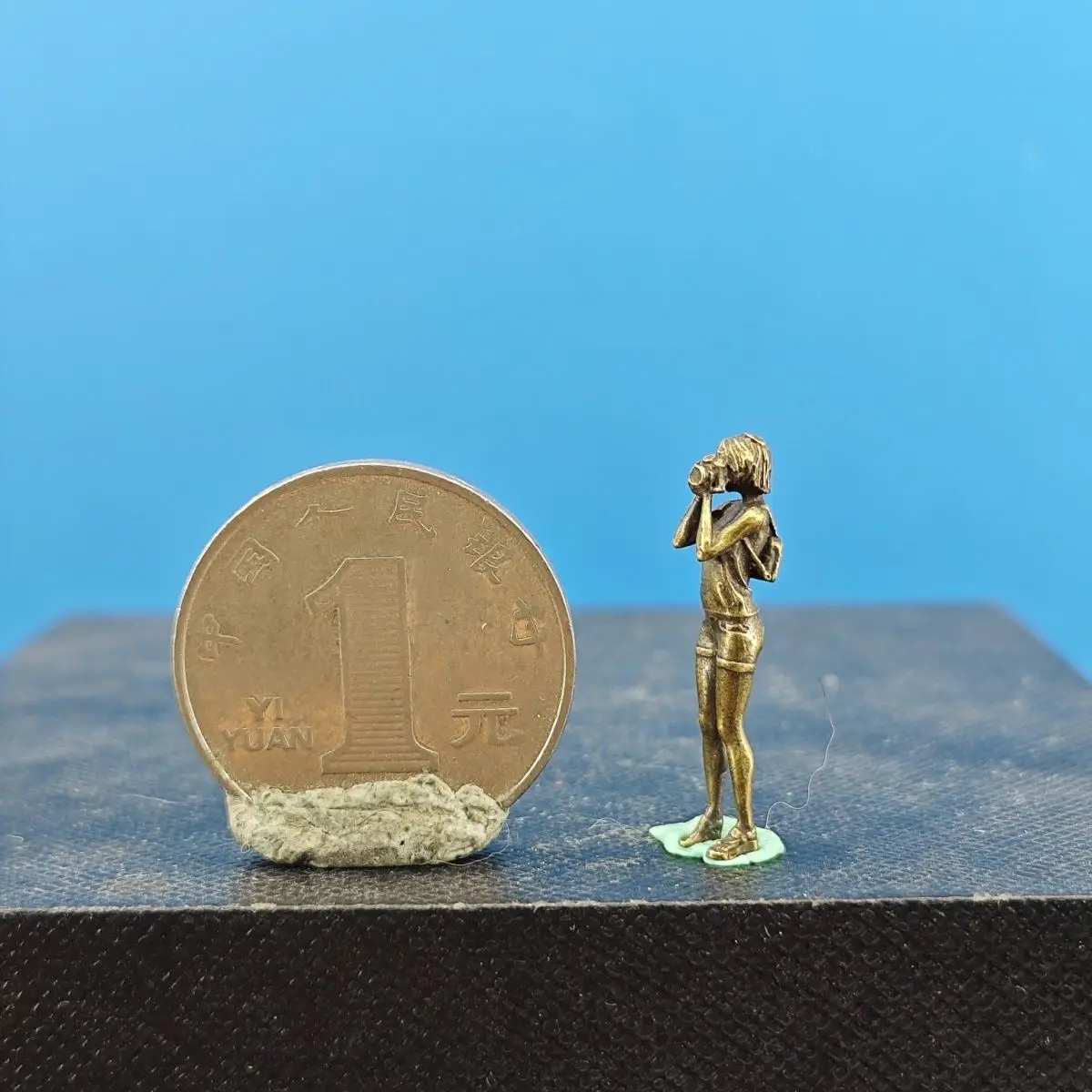 Миниатюрная медная статуэтка альпиниста борис натанович стругацкий аркадий и борис натановичи стругацкие отель у погибшего альпиниста