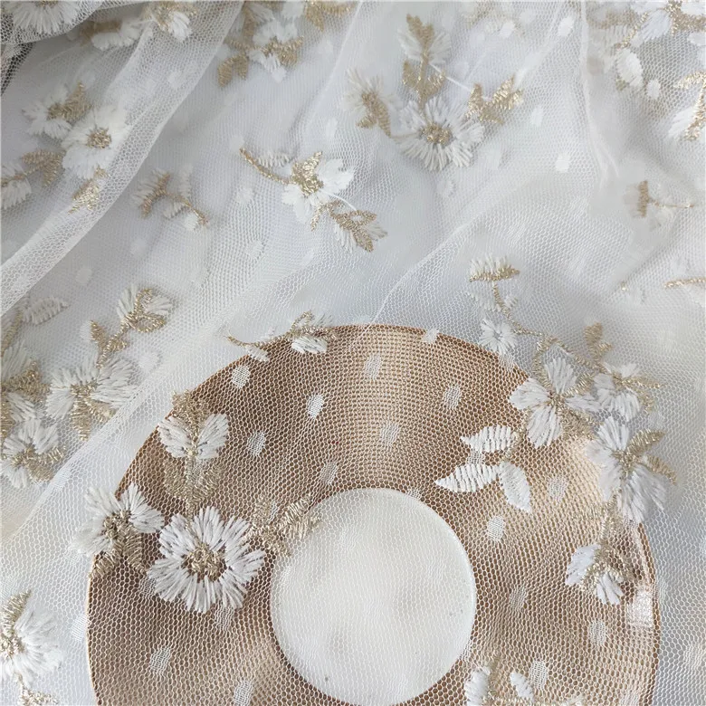 Белая сетчатая пряжа в горошек вышитая кружевная ткань низ золотая нить молочная