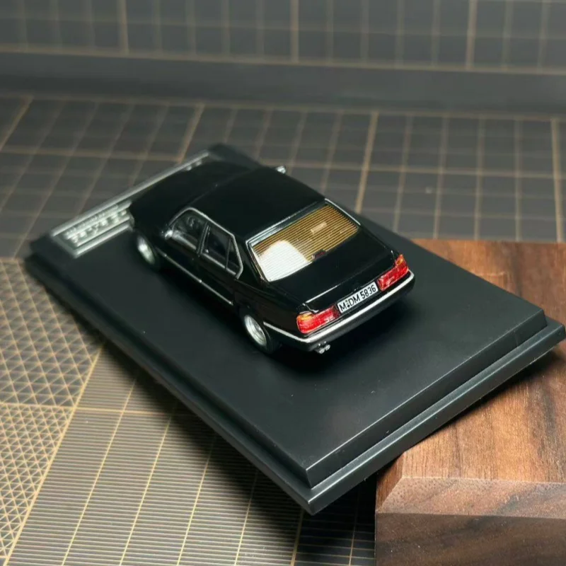 Модель автомобиля DCM 1:64 E32 7-Series из черного сплава - В наличии (art.: 3920da697e23c) - 3920da697e23c
