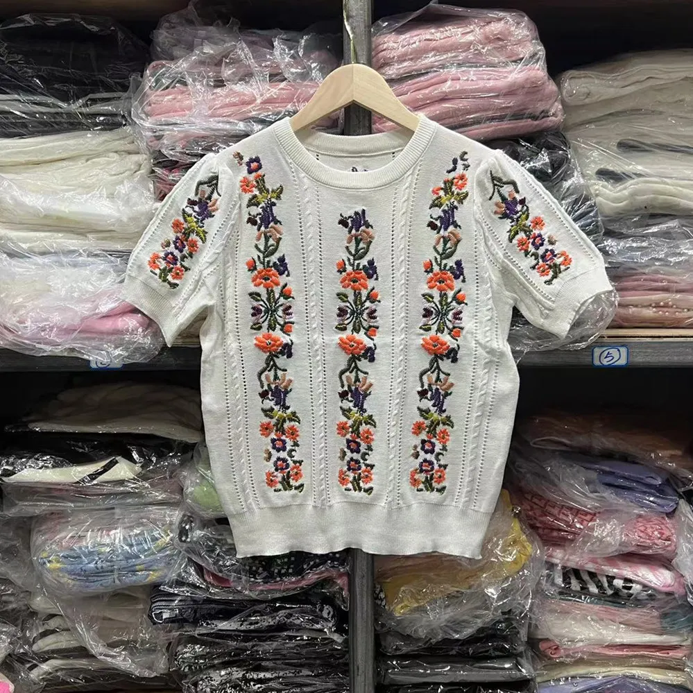 Женский трикотажный свитер с коротким рукавом и цветочной вышивкой