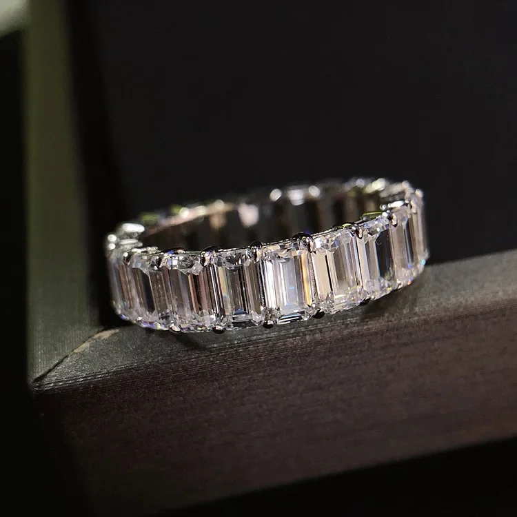 Женское классическое кольцо с изумрудом