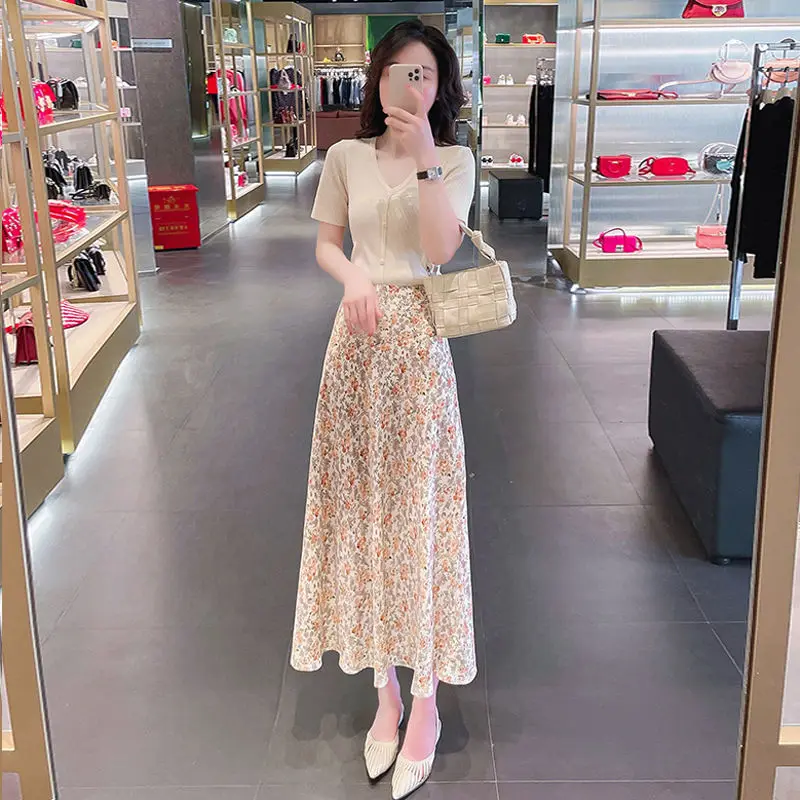 

Women 2022 Summer New Two Piece Sets Female V-neck Short Sleeve Tops and Loose Floral Print Chiffon Skirts Ladies Suits F162