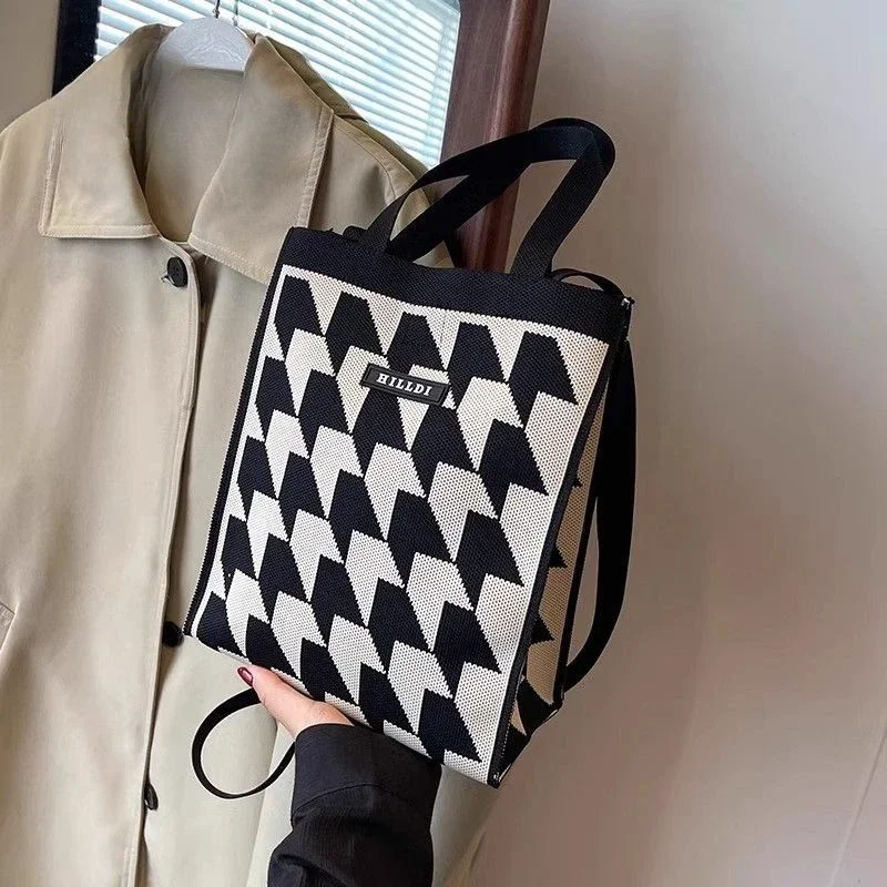 Маленькая квадратная тканая сумка в клетку с контрастной ручкой сверху модная