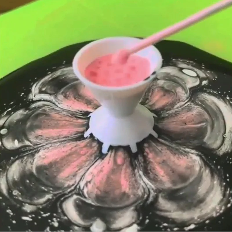 

Mini Paint Split Cup Reusable Paint Pouring Cup Easily Clean Plastic Pouring Paint Tool with 7 Splitting Paint Legs DIY Paint