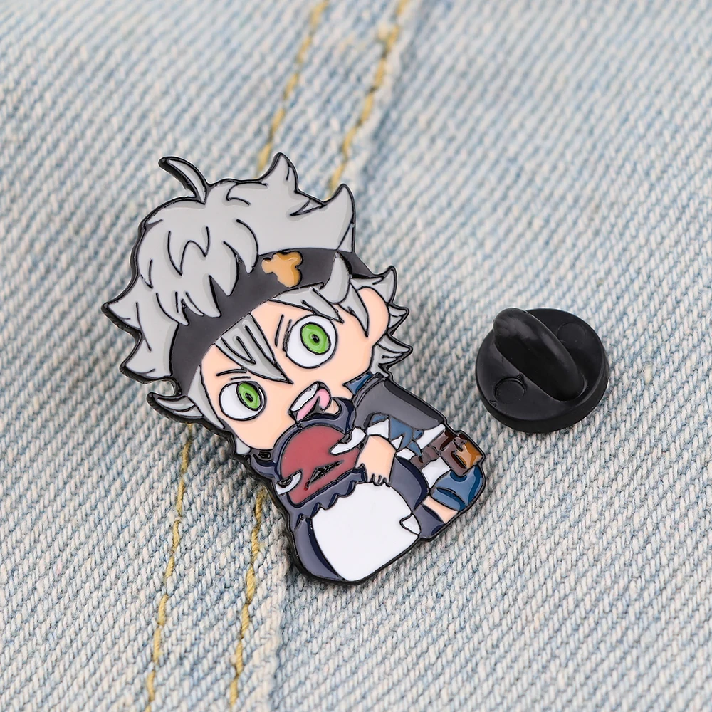 Эмалированная брошь в виде черного клевера для рюкзака |