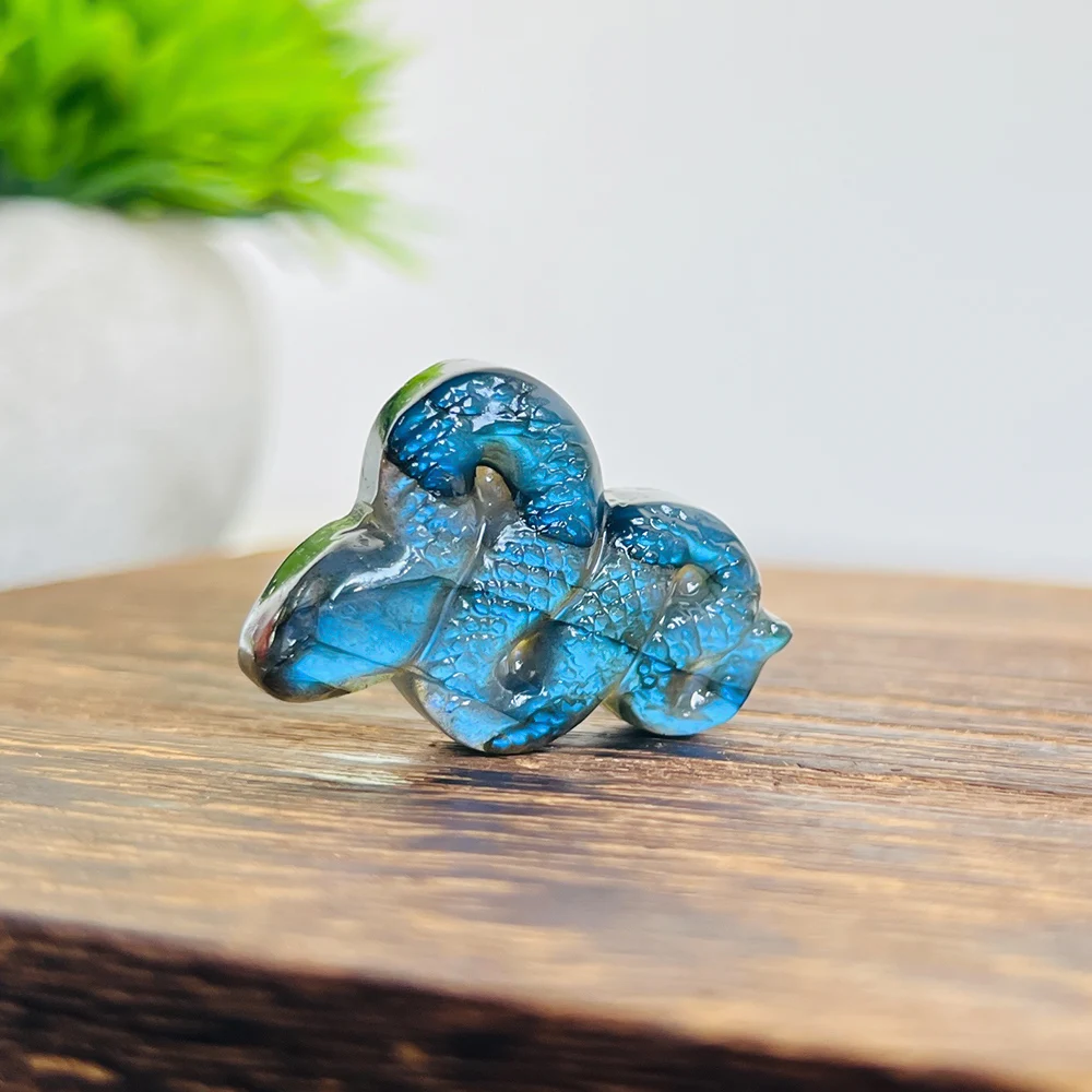 

Хрустальная статуэтка змеи из лабрадорита