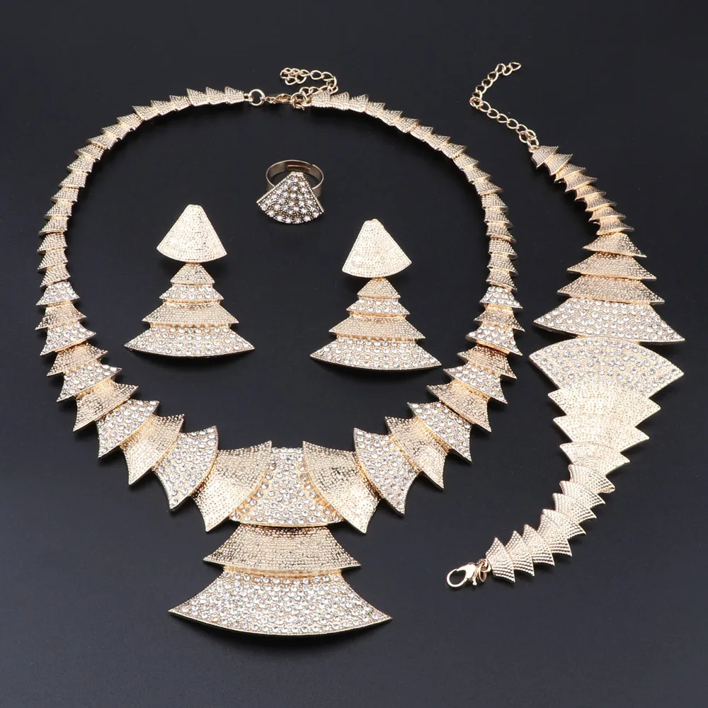 

Женский ювелирный комплект из колье, серёг и браслета, с кристаллами