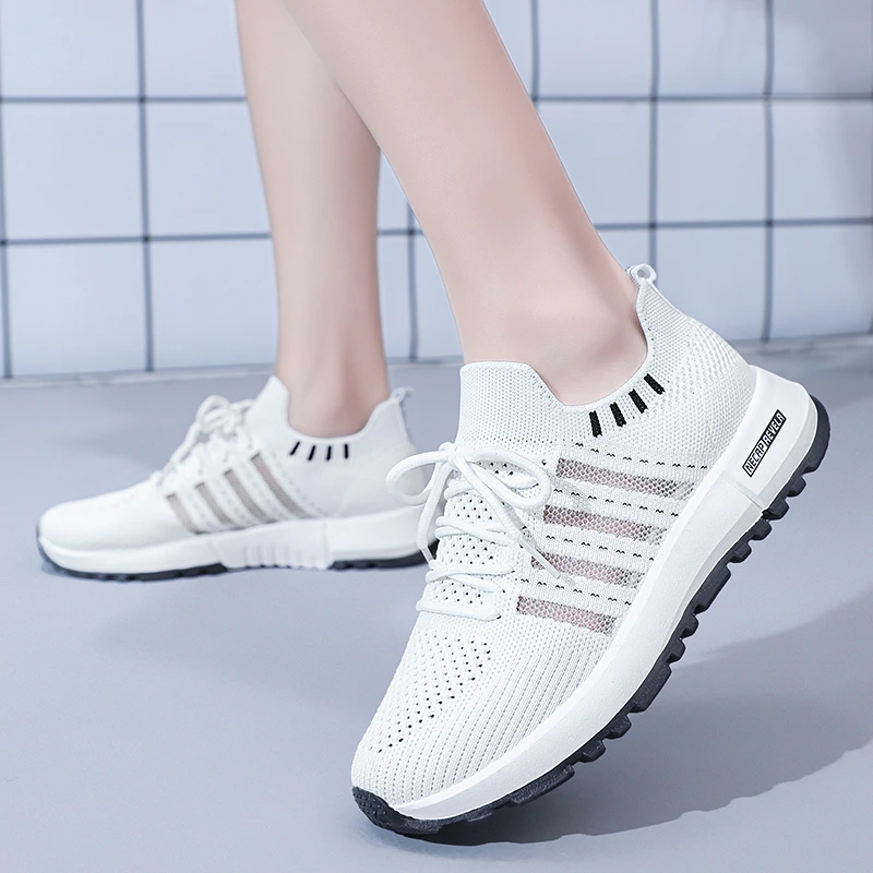 

The new net surface breathable sneaker shoes of the spring and autumn period and the recreational shoe thick female white shoe