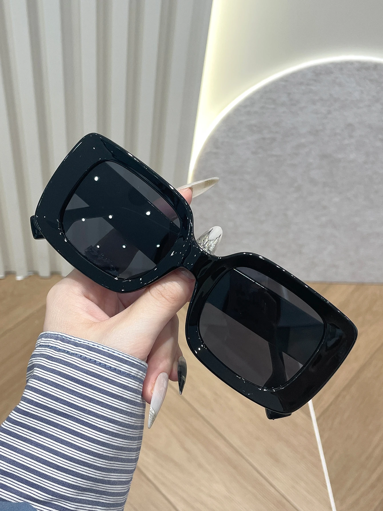 1 шт. модные солнцезащитные очки унисекс в пластиковой оправе