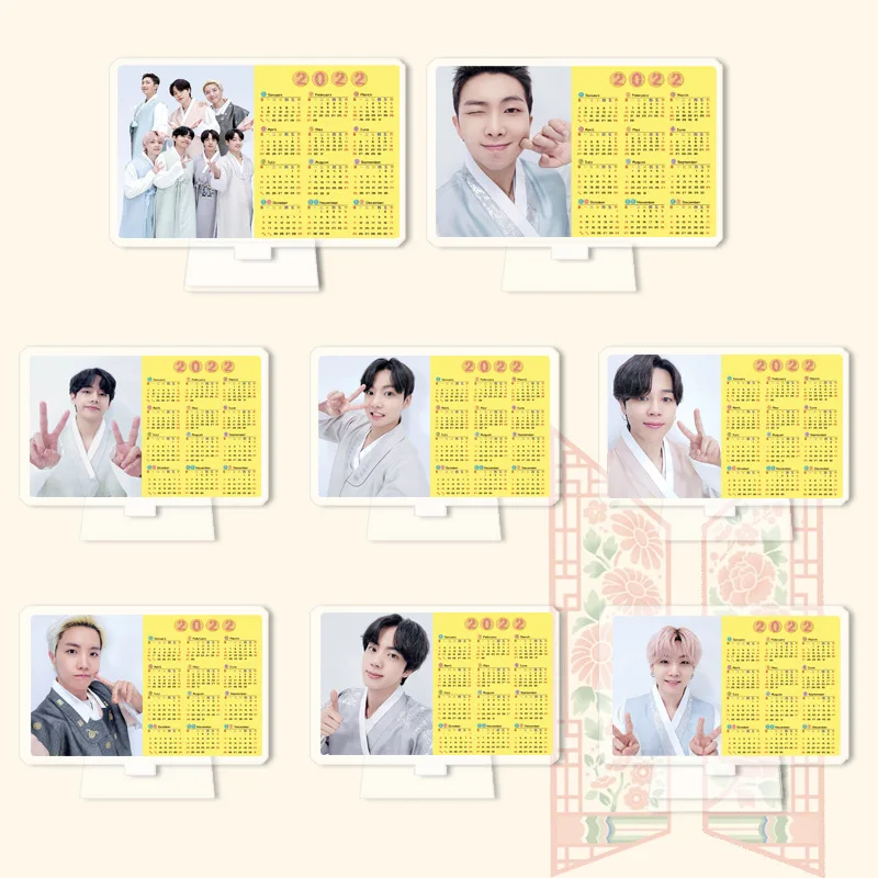 

Оптовая продажа, группа Kpop, прозрачный Настольный календарь Bangtan Boys 2022, стенд, украшение для стола, веер, Подарочная коллекция, акриловая под...