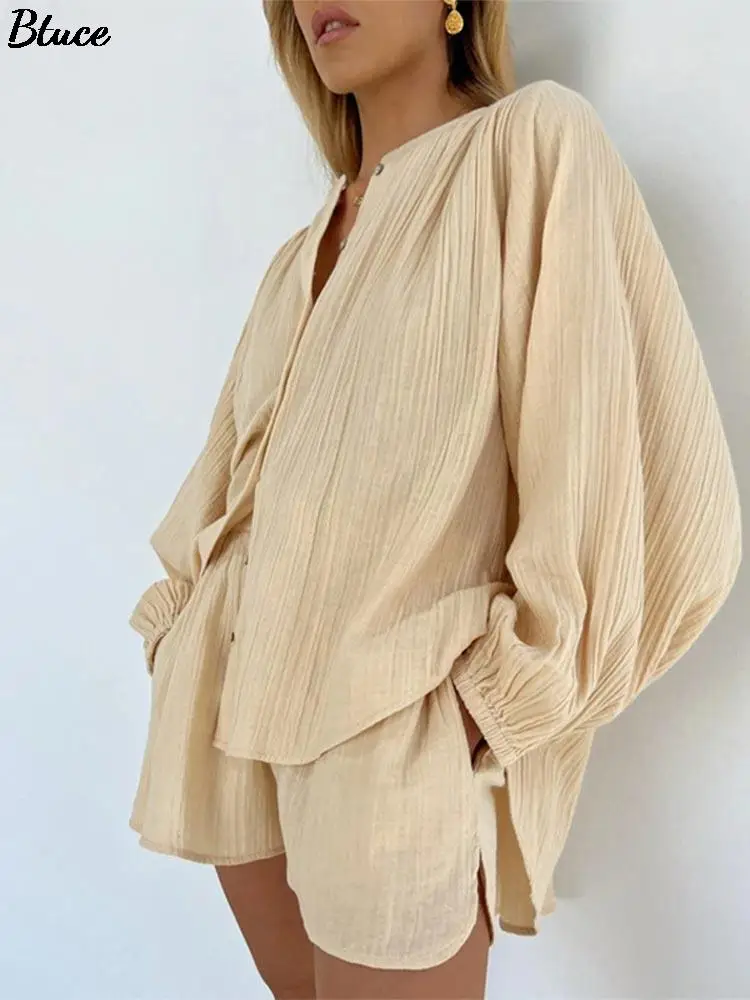 

Женский элегантный комплект из двух предметов, блузка с длинным рукавом и шорты абрикосового цвета, повседневный свободный костюм с шортам...