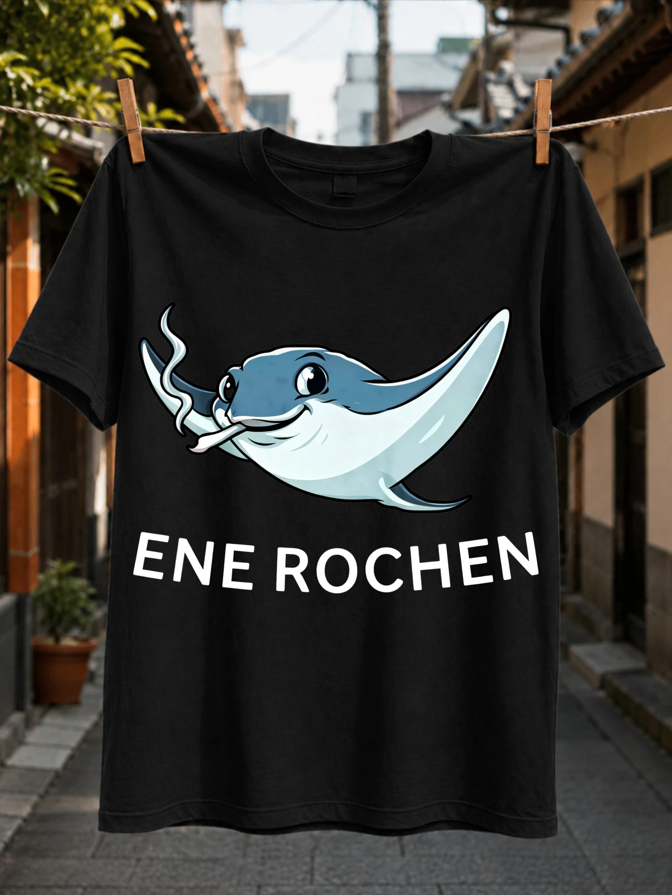 Фото Футболка унисекс с графическим мультяшным принтом Ene Rochen Pun: Манта, курящая, винтажный стиль, абсурдная немецкая словесная игра, юмор. №1