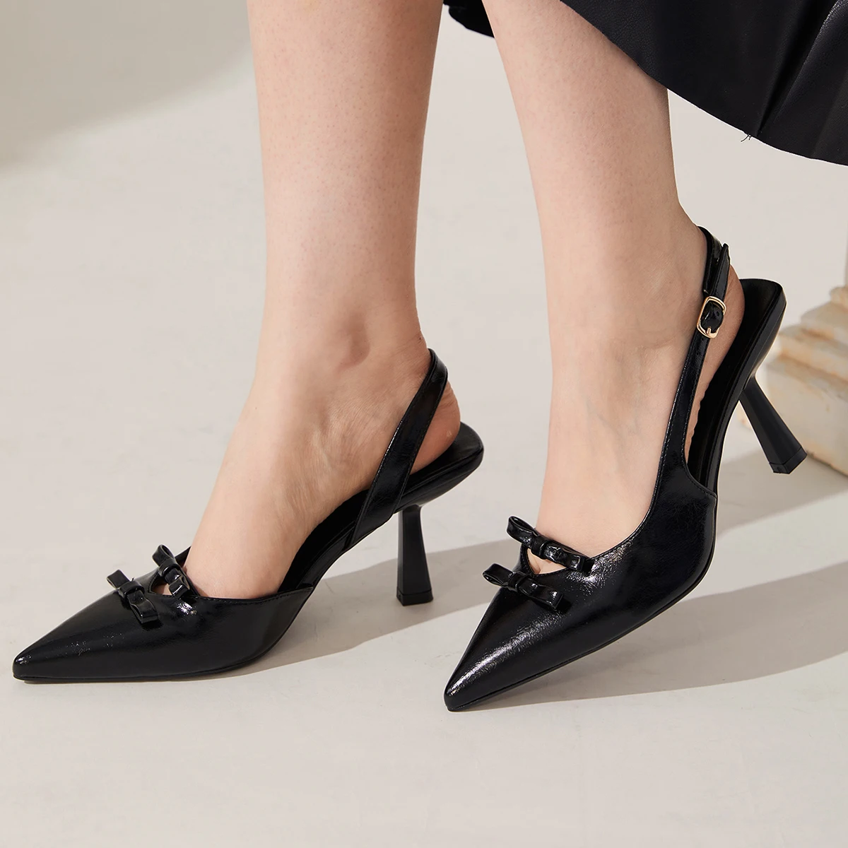 Летние женские модные босоножки на высоком каблуке с острым носком и пряжкой