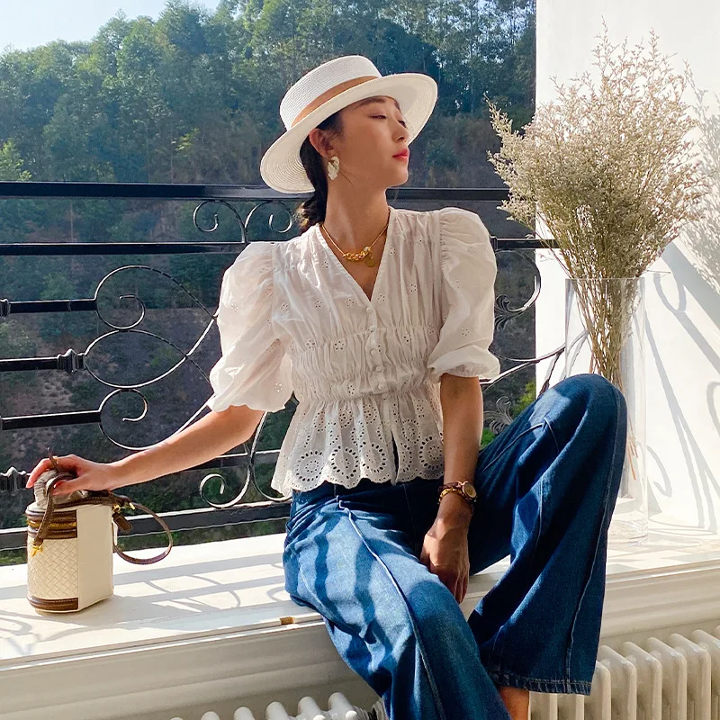 

Блузка женская летняя с цветочной вышивкой и V-образным вырезом