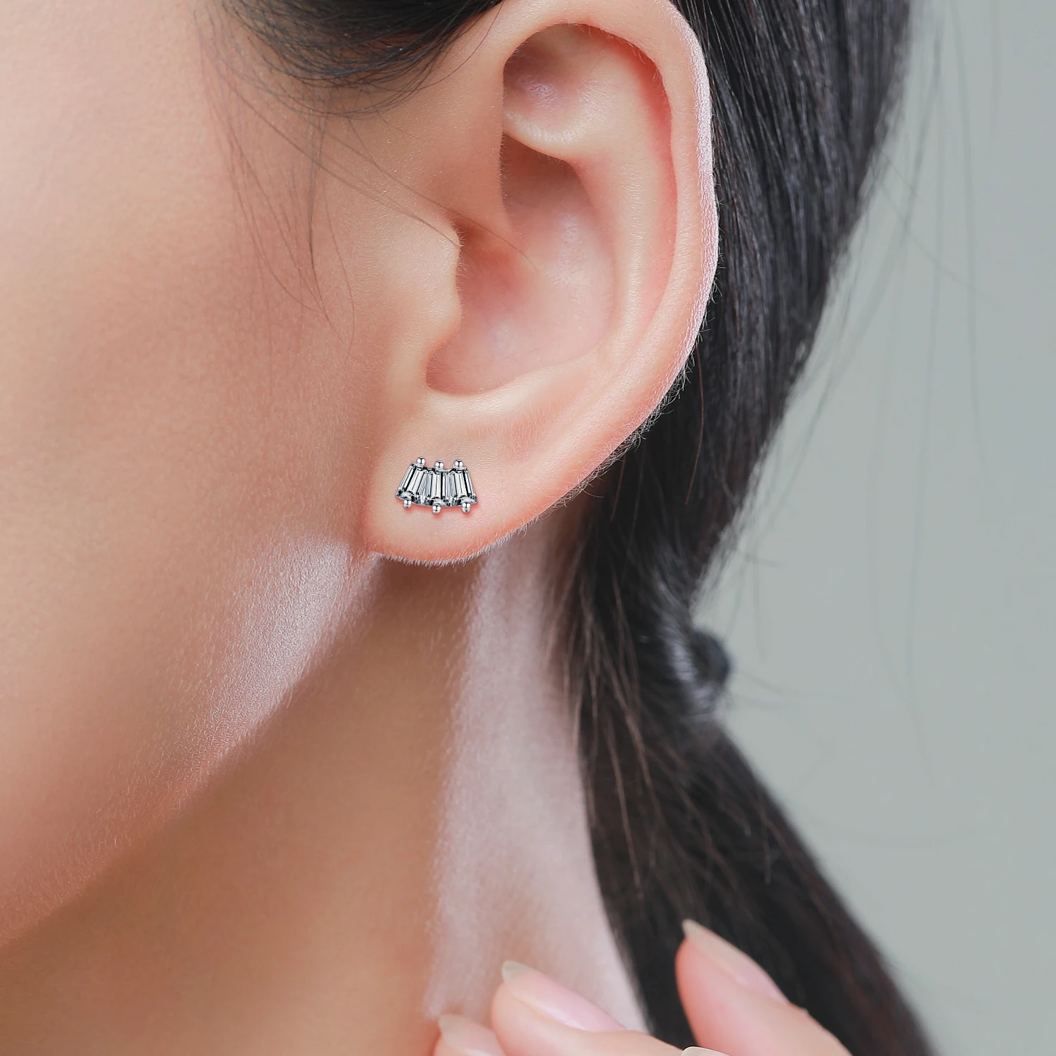 Серьги-гвоздики женские из серебра 100% пробы с фианитами