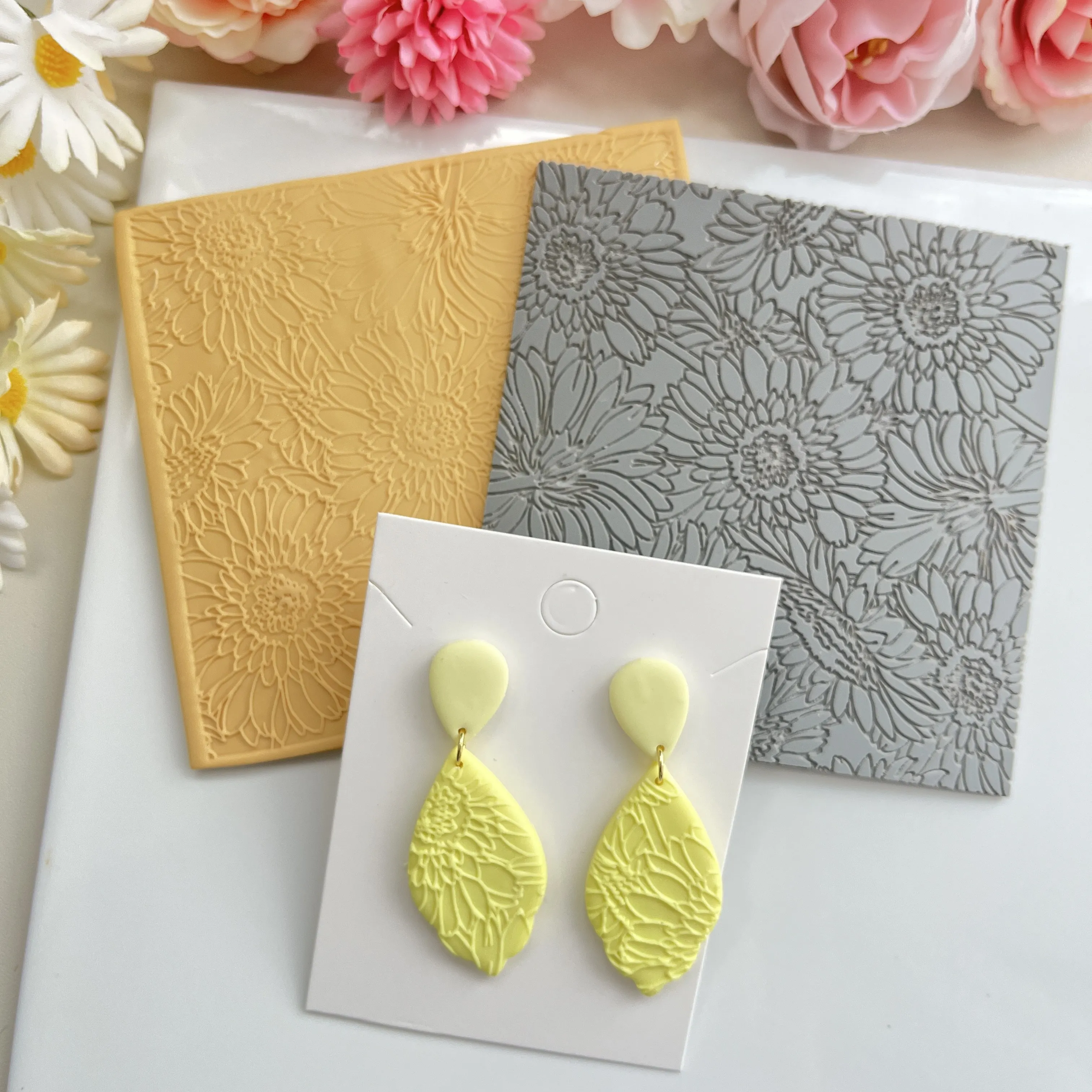 Трехмерные линии подсолнуха используются для полимерной глины части текстуры