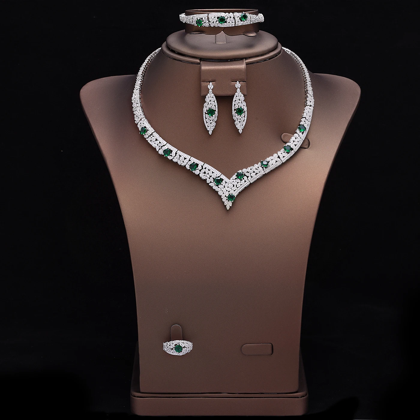 Женский комплект из колье и серёг с жемчугом фианитом